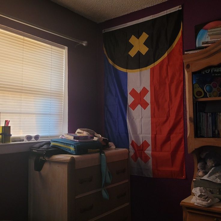 pretty lmanburg flag Lmanberg Aesthetic, L'manburg Flag, Lmanburg Aesthetic, Dsmp Bedroom, Tommy Aesthetic, Teenager Dirtbag, Dsmp Aesthetics, Lmanburg Flag, Tommy Core