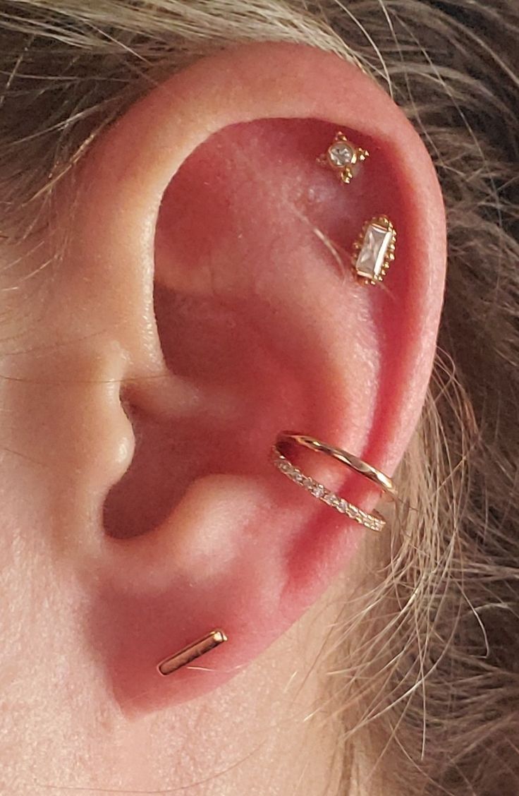 Double helix with conch cuff and bar stud Double Helix Jewelry Ideas, Conch And Double Helix Piercing, Conch Stud Piercing, Double Conch, Helix Piercing Stud, Conch Cuff, Double Helix Piercing, Minimalist Ear Piercings, Piercing Conch