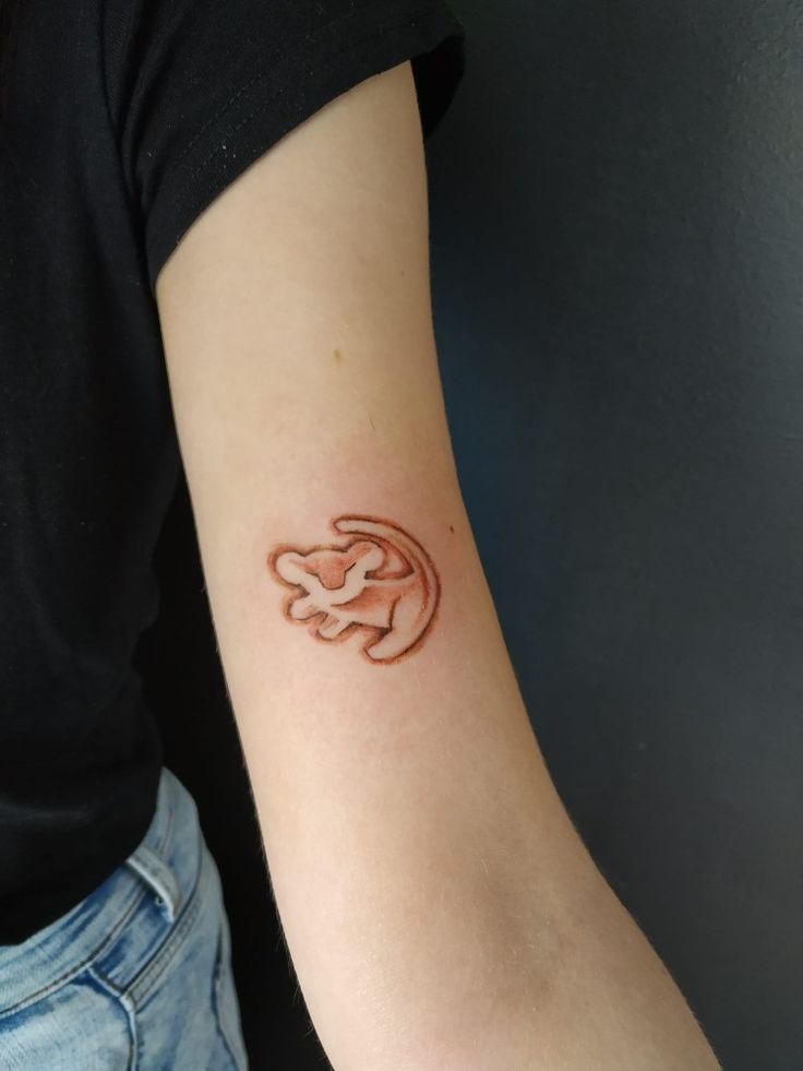 Simba Lion King tattoo Lion King Symbol Tattoo, Simba Outline Tattoo, Tattoo Ideas Lion King, Rajah Aladdin Tattoo, Lion King Small Tattoo, Small Lion King Tattoo For Women, Disney Tarzan Tattoo, The Lion King Tattoo Ideas, Cool Disney Tattoos