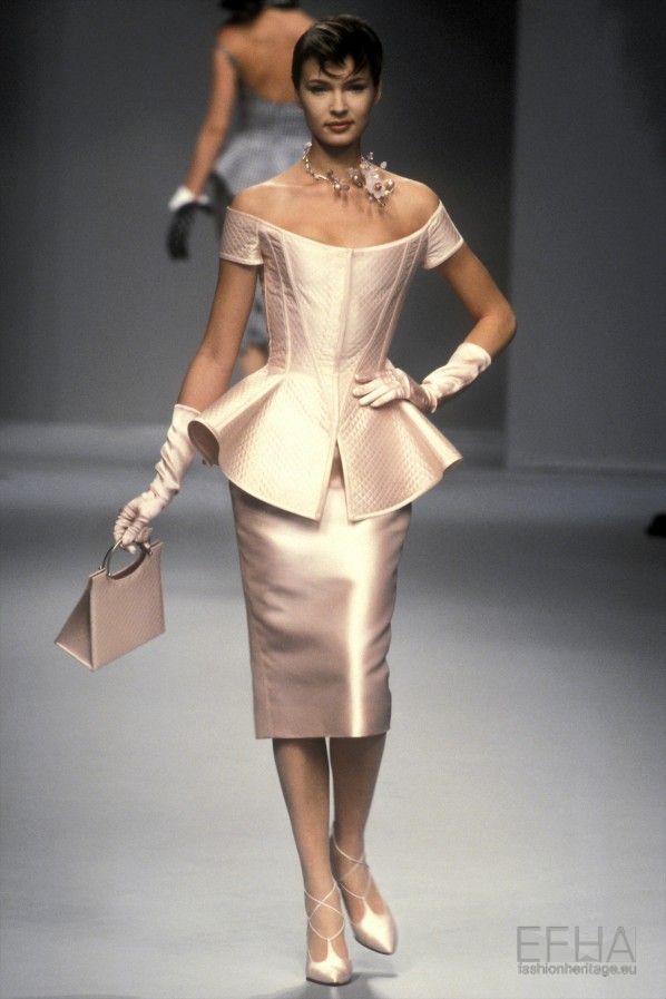 Vintage Runway Fashion, Jean Louis Scherrer, 90s Runway Fashion, Runway Fashion Couture, Vintage Runway, Claudia Schiffer, Creation Couture, Vintage Couture, Naomi Campbell