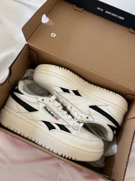 Tennis Sneakers Women, White Shoe Inspiration, Sneaker Women Aesthetic, Neutral Fashion Outfits, Best Everyday Shoes For Women, Womens Streetwear Shoes, Reebok C Club Double, Reebok Shoes Platform, Cool Everyday Shoes