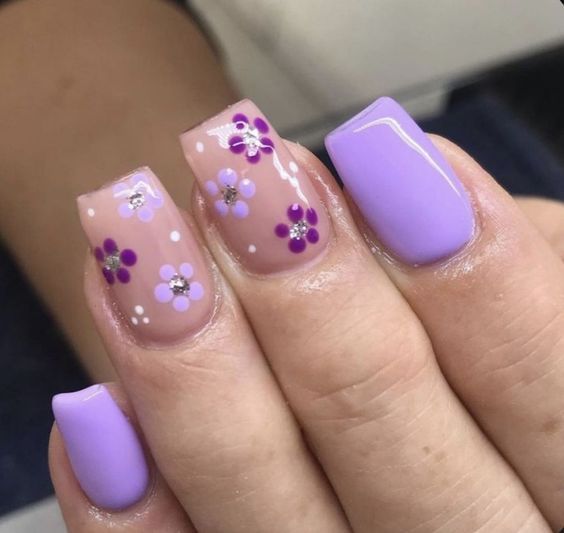 Short Square Nails Design Ideas Summer, Short Square Acrylic Nails Designs Purple, Cute Summer Acrylic Nail Ideas Short Square, Summer Short Acrylics, Purple Nail Designs With Flowers, Gel Short Nails Ideas Spring, April Nails Ideas Short, Spring Floral Nail Designs, April Acrylic Nails Ideas