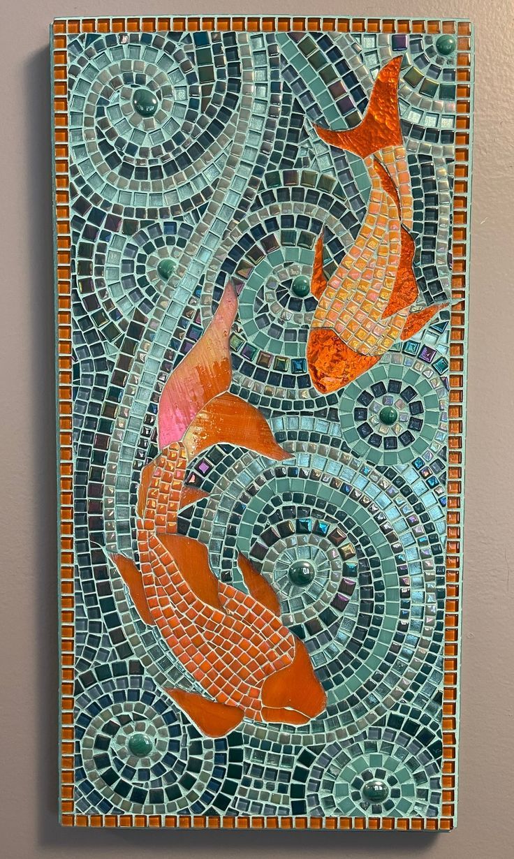 Koi mosaic Ceramic Mosaic Art, Mosaic Projects Ideas, Mosaic Design Ideas, Diy Mosaic Ideas, Mosaic Artwork Ideas, Mosaic Art Ideas, Mosaic Tiles Art, Mosaic Sea Life, Mosaicos Ideas