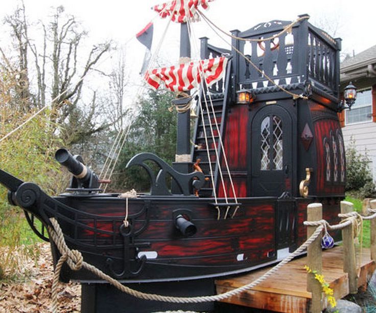 a pirate ship is on display in the yard