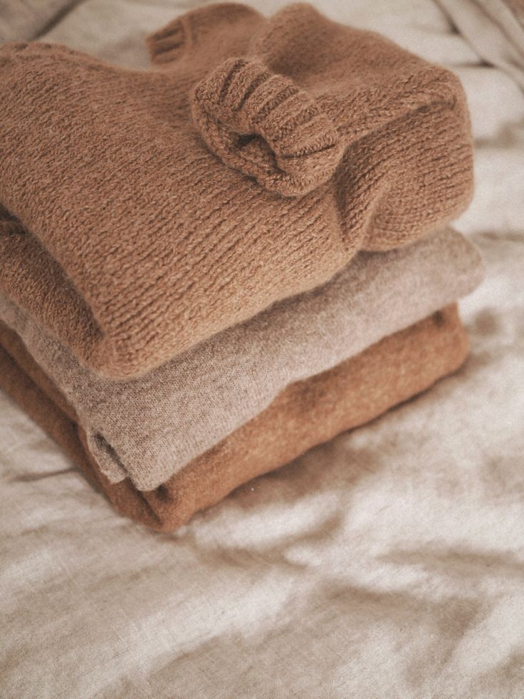 Take care of the clothes you have: 4 ways to make your sweaters last longer Sweater Care, Desain Editorial, Cream Aesthetic, Cozy Aesthetic, Clothing Photography, Beige Aesthetic, Cute Fall Outfits, Brown Aesthetic, Winter Aesthetic