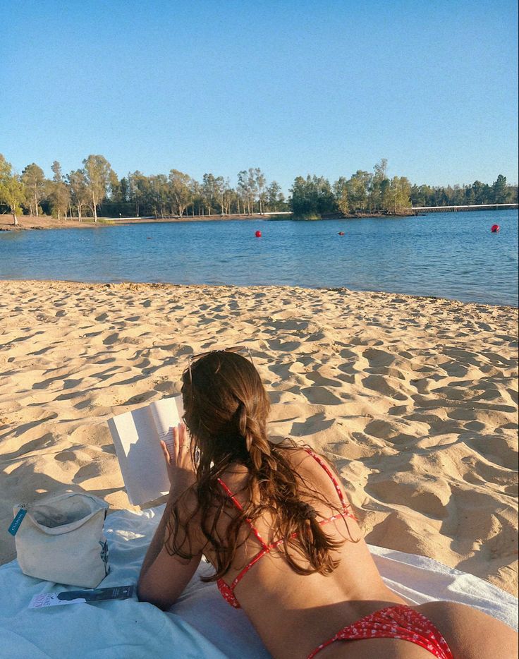 beach photo ideaaaa Laying Down Beach Pictures, Beach Creatures, Laying On The Beach, Beach Inspo, Beach Photo, Beach Poses, Insta Inspo, Girl Body, Beach Photos