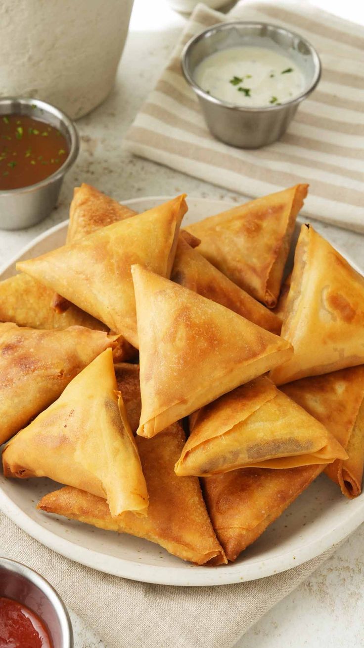 Keema Samosa Asian Tapas, Lamb Samosa, Keema Samosa Recipe, Mini Samosa Recipe, Samosa Recipe Videos, Making Samosas, Ground Beef Samosa Recipe, Indian Food Samosa, Cheese And Corn Samosa Recipe