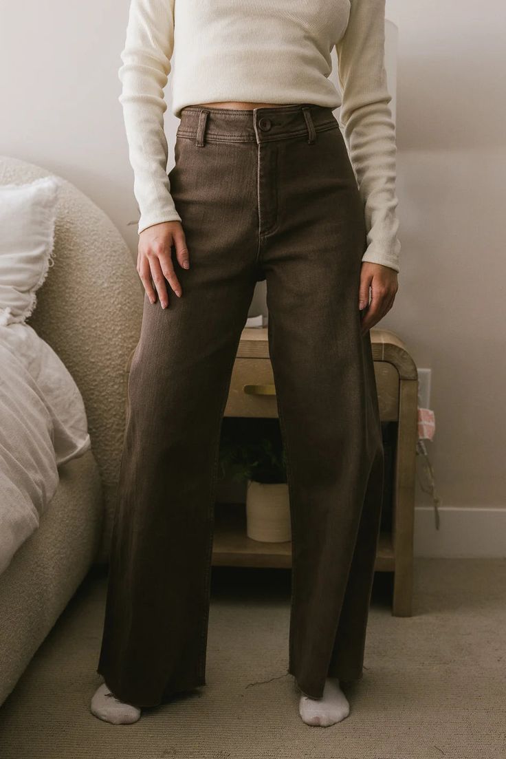 High rise pants in brown Beige Wide Leg Pants, Work Outfits Casual, High Waisted Wide Leg Pants, Mode Vintage, Fall Winter Outfits, Get Dressed, Jeans Style, Wide Leg Jeans, Passion For Fashion