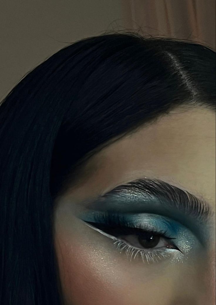 Edgy Makeup Looks Grunge, Teal Eyeliner, Mlp Party, 20s Makeup, Witchy Makeup, Edgy Makeup Looks, Performance Makeup, Witch Makeup, Graphic Makeup