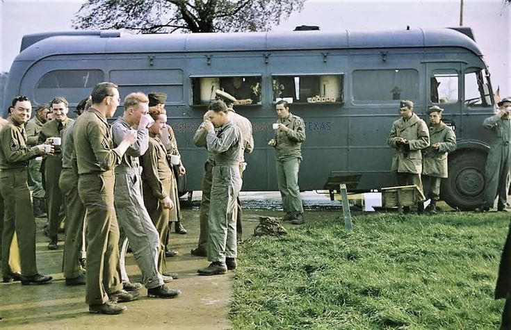 USAAF ground crew pausing at an ARC club mobile converted from a British bus. Yarn Storage, American Red Cross, Red Cross, Food Truck, Scale Models, Air Force, Force, Trucks, Yarn