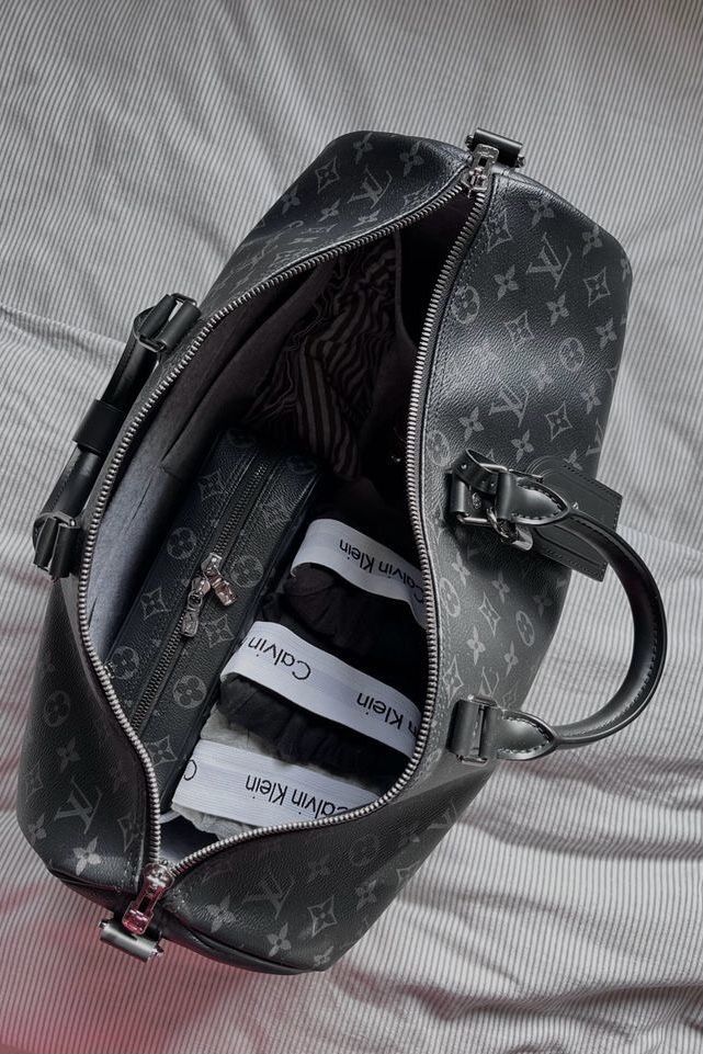 Louis Vuttion, Essentials Brand, Football Poses, Everyday Bag Essentials, Mens Luxury Lifestyle, Edc Bag, Luxury Lifestyle Fashion, Open World, Luxury Lifestyle Dreams