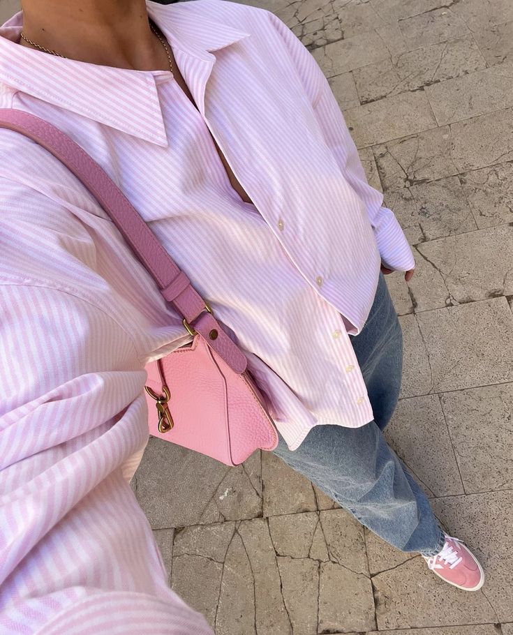 Pink Shirt Outfit, Mode Zara, Uni Outfits, Stockholm Fashion, Mode Inspo, Pink Adidas, Style Tips, Lookbook Outfits, Mode Inspiration