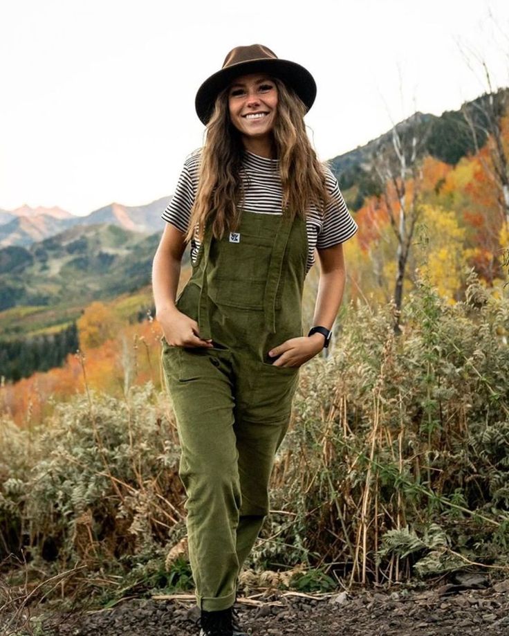 Beautiful snap of @laurennriggs looking like our Olive Cord dungarees were absolutely made for her 👌🌿🌾 ⠀ ⠀ Farmer Clothes, Farmer Outfit, Farm Fashion, Corduroy Dungarees, Female Farmer, Lucy And Yak, Farm Clothes, Gardening Outfit, Hawaiian Outfit