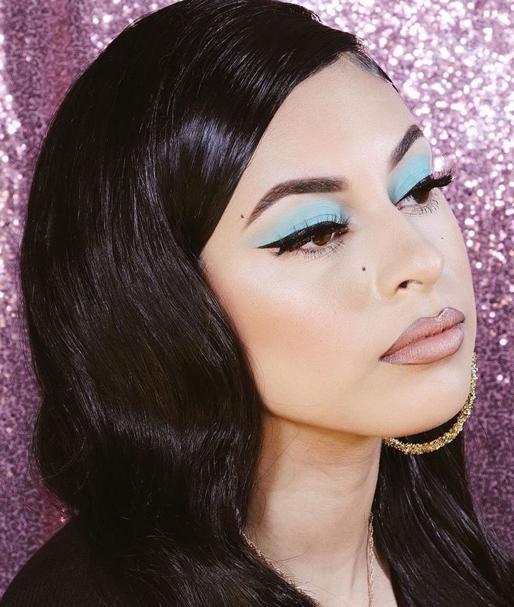 Chicana Lips, Chicana Feminism, Chicana Makeup, Chola Outfit, Chola Makeup, Mexican Makeup, Eyeshadow Aesthetic, 90s Makeup Look, 60s Vibes