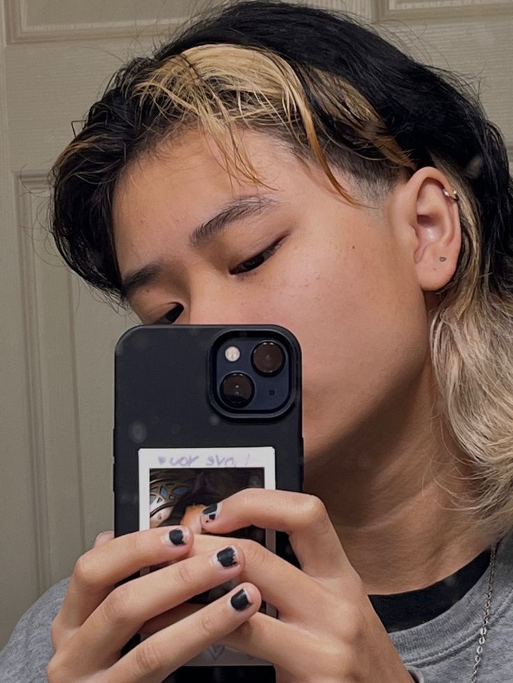 Side Shave Colored Hair, One Piece Dyed Hair, Mullet With Blonde Underneath, Mullet Bleached Underneath, Bleached Sides Hair, Under Bleach Hair Short, Bleached Sideburns Hair, Dyed Sideburns, Bleached Underneath Hair Short