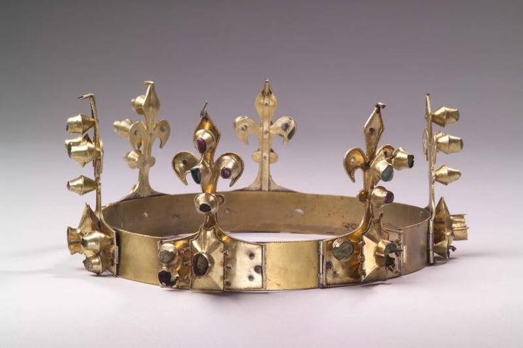 Medieval Hungary: Holy Crown Historical Crowns, Medieval Crowns, Medieval Crown, Royal Crowns, Royal Tiaras, Art Ancien, Medieval Jewelry, The Ruins, Royal Jewels