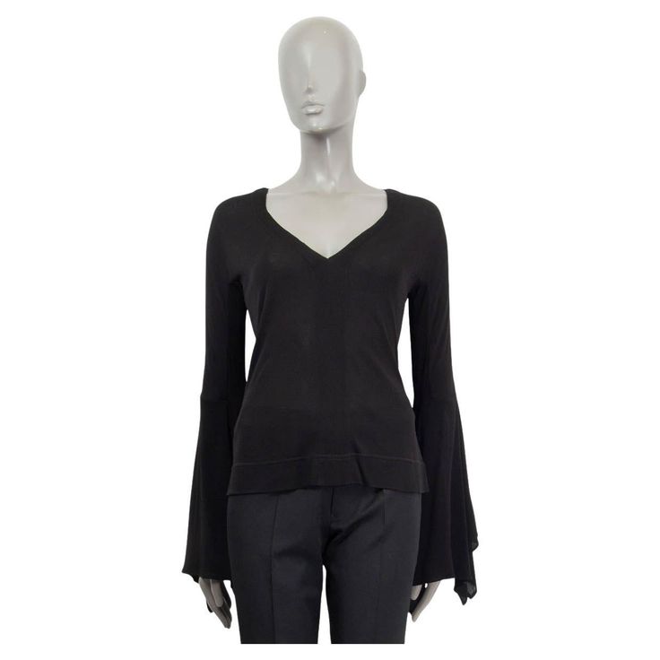 100% authentic Tom Ford v-neck blouse in black viscose (100%) with extra long bell-sleeves. Has been worn and is in excellent condition. Measurements Tag Size 44 Size L Shoulder Width 42cm (16.4in) Bust From 98cm (38.2in) Waist From 84cm (32.8in) Hips From 100cm (39in) Length 60cm (23.4in) Side Seam Length 36cm (14in) Sleeve Length 72cm (28.1in) All our listings include only the listed item unless otherwise specified in the description above. Elegant Black Bell Sleeve Tops, Elegant Black Long Sleeve V-neck Top, Elegant Black V-neck Long Sleeve Top, Vintage Stretch V-neck Top, Chic Black Stretch V-neck Top, Top Transparente, Black Gothic V-neck Top, Black V-neck Stretch Long Sleeve Top, Angela Lindvall