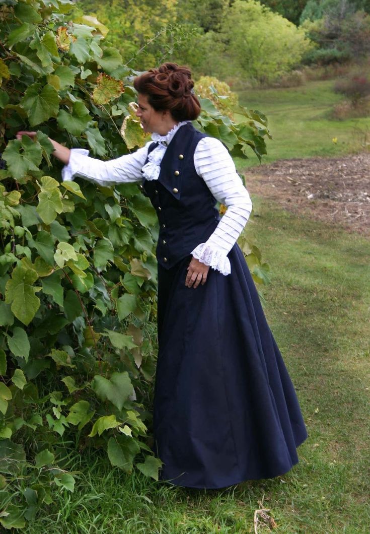 Edwardian Vest and Skirt - Etsy Victorian Vest, Edwardian Woman, Edwardian Skirt, Walking Skirt, Dragon Moon, Edwardian Costumes, V Shape Cut, Edwardian Dress, Edwardian Style