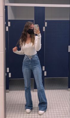 Flare Jeans Outfit Crop Top, Styling Blue Flared Jeans, Fit Flare Jeans Outfit, Aesthetic Outfits Flare Jeans, Flare Jeans With White Shirt, Summer Outfits With Flare Jeans, Flare Jeans Formal Outfit, Flared Jeans Spring Outfit, Outfit Inspirations With Jeans