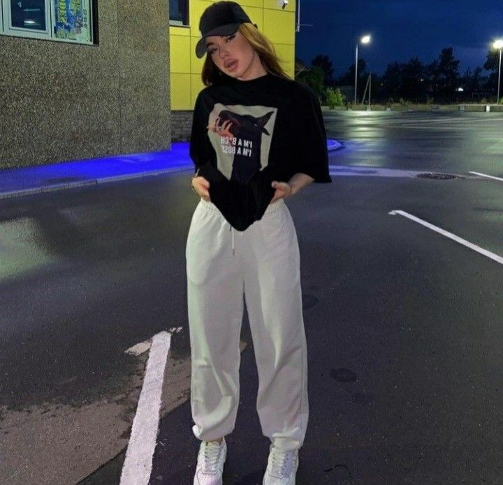 Poses With Joggers, Sweatpants Street Style, Valentina Core, At Home Clothes, Oversize Tshirt Outfits, White Tracksuit, Jogger Pants Outfit, White Shirt Outfits, Baggy T-shirt