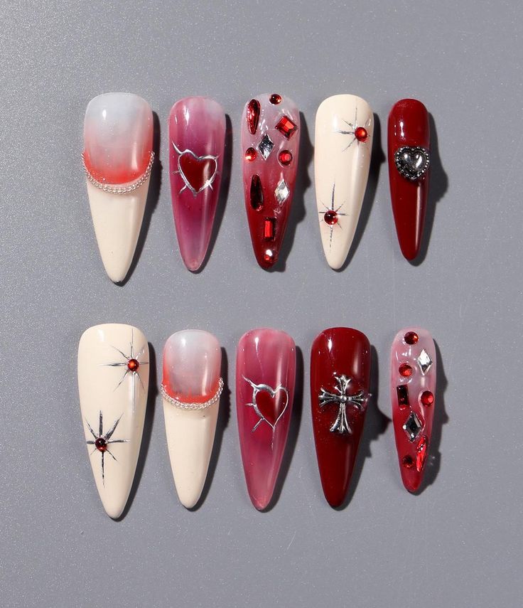 ❤Handgemacht❤ ❤Unikat❤ ❤Wiederverwendbar❤ ❤Hallo, Liebes. Grüße und Willkommen in meinem Shop. Ich hoffe, du findest einen Stil, der dir gefällt❤ ❤Über das Produkt❤ Dieses Nageldesign ist optisch auffallend! Die Nägel wechseln zwischen rot und weiß, wodurch ein toller Kontrast entsteht. Geschmückt mit silbernen Akzenten schimmern sie und fügen dem Gesamtbild einen Hauch von Luxus hinzu. Die lange Tropfenform verstärkt die Eleganz der Nägel und verleiht ihr eine einzigartige künstlerische Note. D Simple Press On Nails, Stiletto French Tip, Press On Nails Red, Nails Gothic, Long Stiletto, Goth Y2k, Nails Red, Silver Accents, Glue On Nails