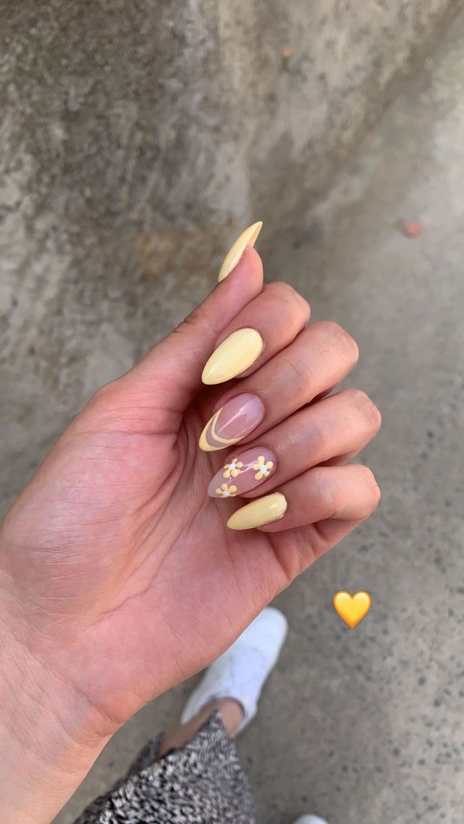 Pose capsule Summer Yellow Nails, Yellow Nail Art, Yellow Nails Design, Pink Gel, Summery Nails, Purple Nail, Summer Yellow, Almond Acrylic Nails, Easter Nails