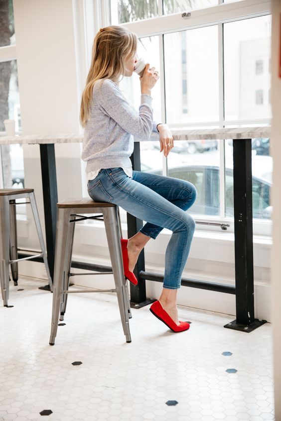 adorable red flats! LOVE! Red Shoes Outfit, Casual Chique Stijl, Style Désinvolte Chic, Style Casual Chic, Casual Work Wear, Flats Outfit, Traje Casual, Mode Casual, Virtual Fashion