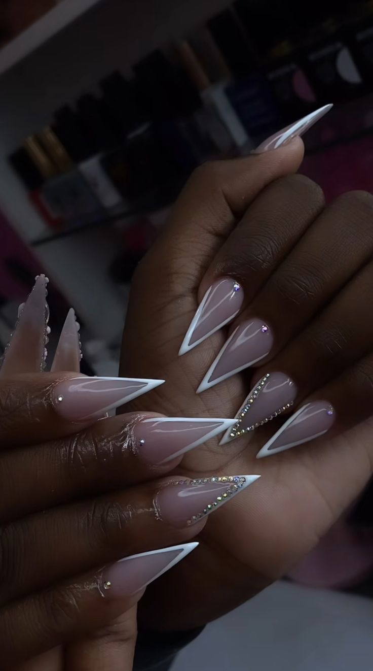 Graduation Nail Art Design, Pointy French Tip Nails Stilettos, Short Acrylic Nails Stilettos Ideas, V French Tip With Rhinestones, Long Sharp Nails Design, Nail Ideas Sharp, Graduation Nails Stiletto, Stiller Nails Ideas, Stilleto Short Nail Designs