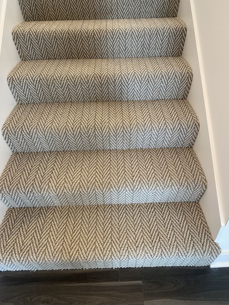 an image of a set of stairs with carpet on the top and bottom treads