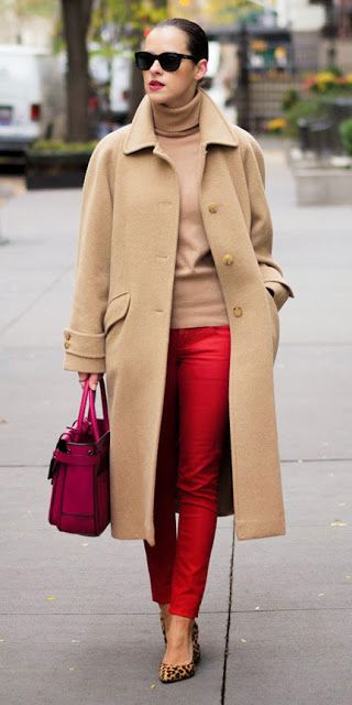 Cherry red skinny jeans | HOWTOWEAR Fashion Outfit Pantalon Rojo, Red Pants Outfit, Tan Coat, Street Style Bags, Red Jeans, Wear Red, Camel Coat, Red Pants, Red Coat