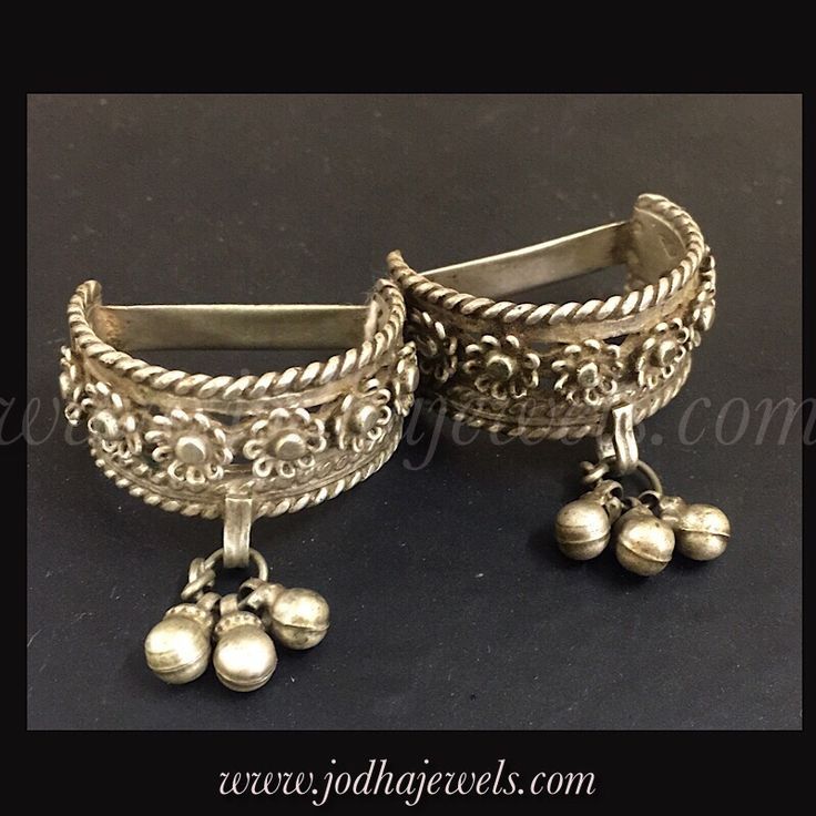 Payal Silver, Ring Combinations, Payal Designs Silver, Tika Jewelry, Silver Anklets Designs, Rajputi Jewellery, Delicate Gold Jewelry, Bangles Silver, Bridal Necklace Designs