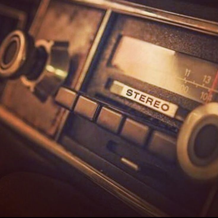 an old radio with the word stereo on it