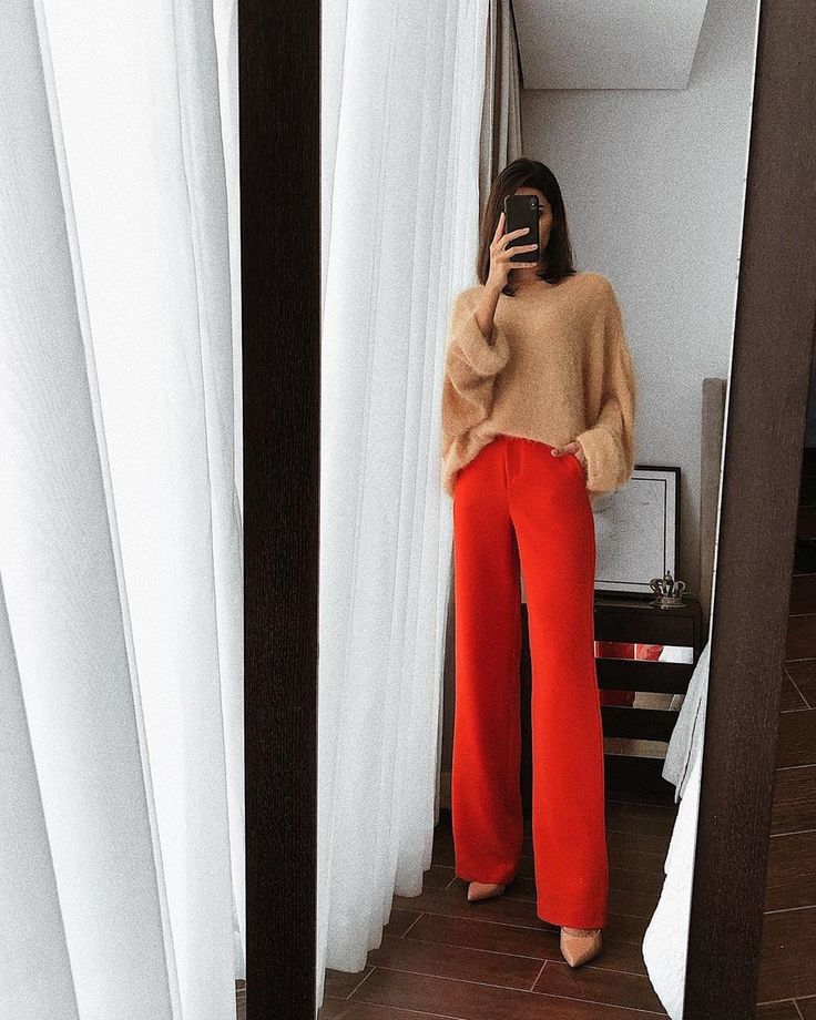 Red Trousers Outfit, Petite Flare Jeans, Red Pants Outfit, Boho Business, High Waisted Pants Outfit, Outfit Boho, Winter Pants Outfit, Red Trousers, Trouser Outfit