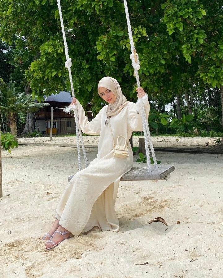 Hijab Pantai Style, Beach Hijab Outfit Ideas, Hijab Beach Outfit, Hijabi Beach Outfit, Hijab Outfit Aesthetic, Beach Outfit Hijab, Summer Fashion Outfits Beach, Hijabi Fashion Summer, Beach Hijab