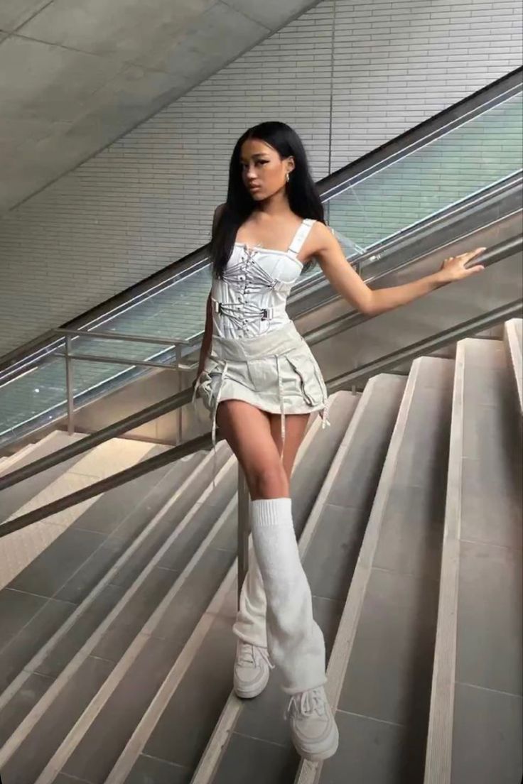 Sb19 Concert Outfit Ideas, White Top Concert Outfit, Sneakers Leg Warmers, Baddie Kpop Outfits, Kpop All White Outfit, Kpop Leg Warmers, White Kpop Concert Outfit, Hot Kpop Outfits, Blue And White Concert Outfits