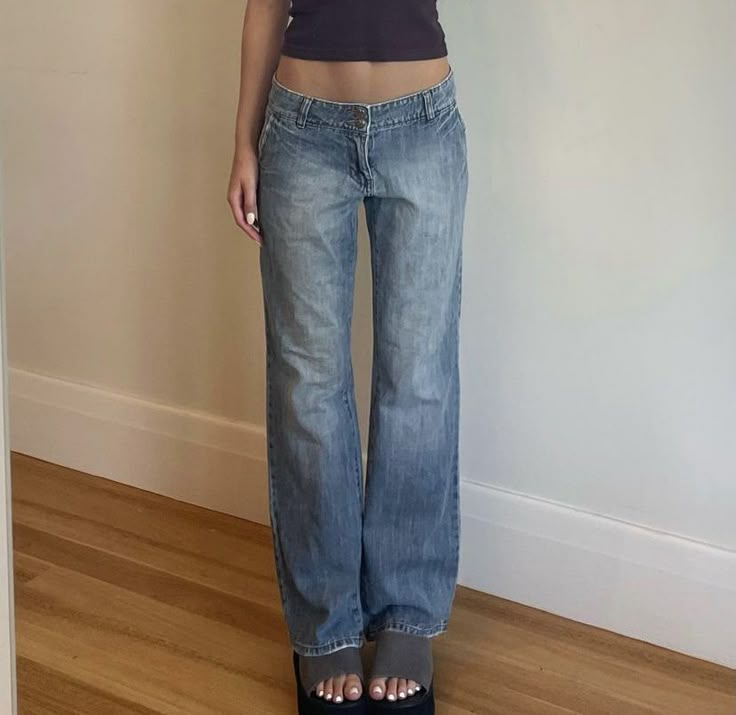 Flared Jeans Outfits, Light Wash Jeans Outfit, Pants Low Waist, Low Rise Wide Leg Jeans, Low Waist Pants, Low Waisted Jeans, Quoi Porter, Low Rise Flare Jeans, Fall Jeans