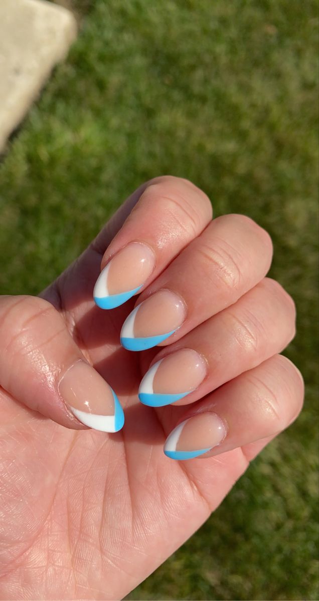 Unc Nails Light Blue, Nail Ideas White And Blue, Cute Blue And White Nails, Short Blue And White Nails, Blue White Nails Design, Light Blue Nails French Tip, Blue And White French Tip Nails, White And Light Blue Nails, Blue And White French Tip