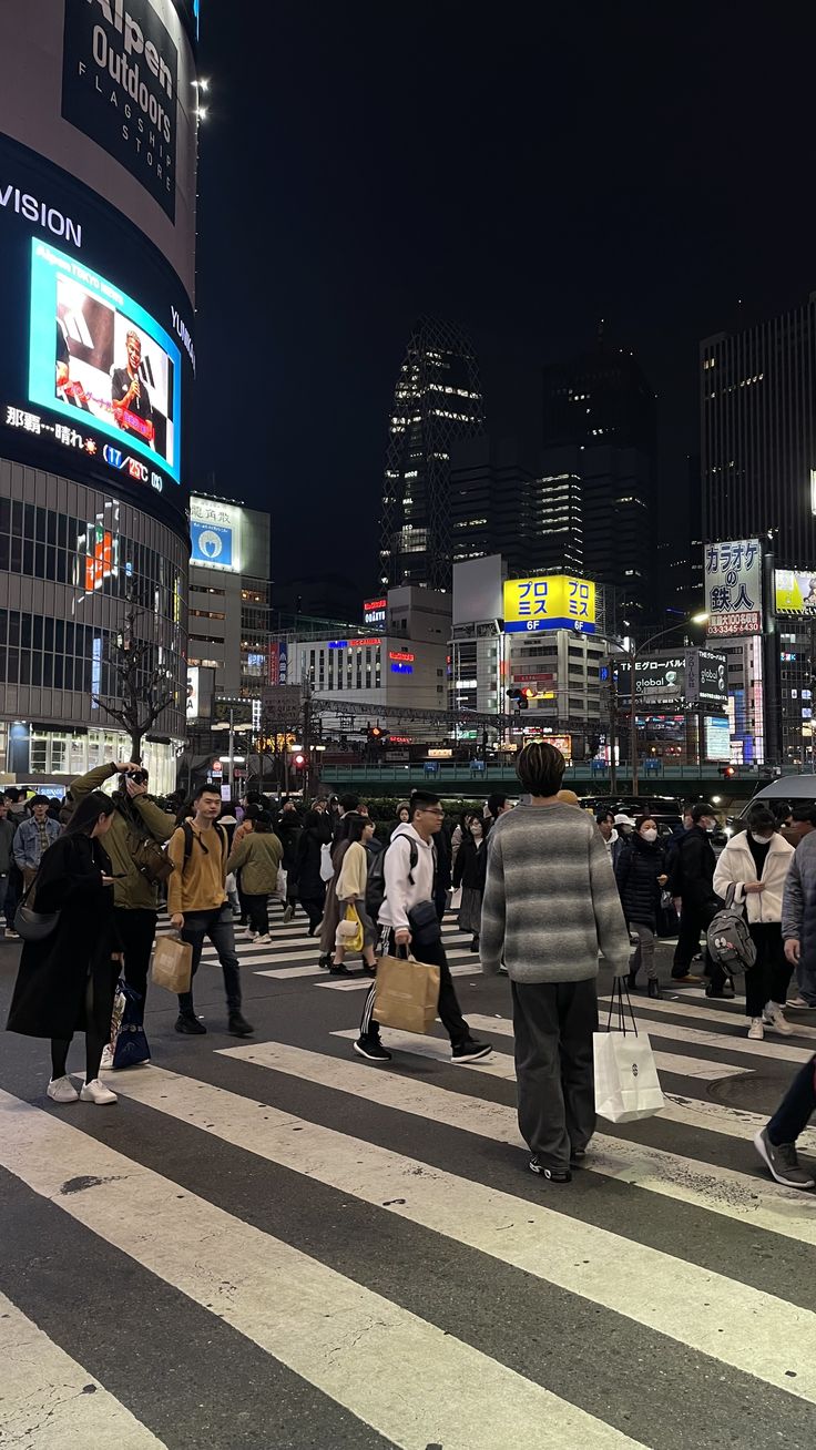 many people are crossing the street at night