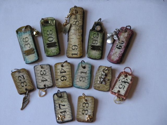 there are many different pieces of measuring tape on the keychains that have been made into pendants