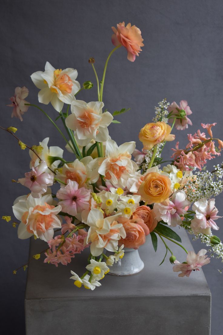 Spring wedding centerpiece Daffodil Wedding, Spring Wedding Centerpieces, Daffodil Bouquet, Spring Wedding Color Palette, Peach Bouquet, Spring Flower Arrangements, Spring Arrangements, Spring Floral Arrangements, Spring Centerpiece