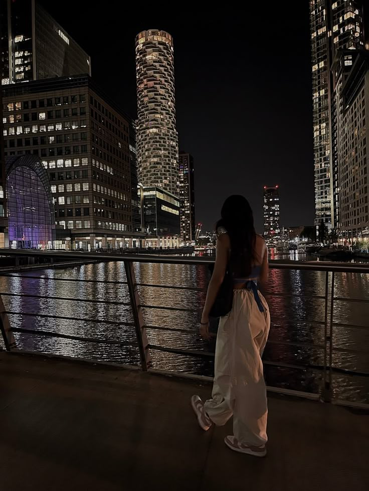 Brown haired girl, blue top, beige trousers, city lights, night time, bridge, thames London Night Photoshoot, Photoshoot Ideas City Night, Photo Night Ideas, City Light Photoshoot, City Pics Instagram, Chicago City Pictures, Nighttime Photoshoot Ideas Outside, Nighttime Downtown Photoshoot, City Pic Ideas