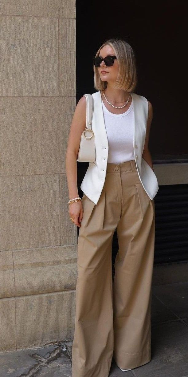 Summer Outfit Professional, Business Woman Casual Outfits, Classy Tank Top Outfit, Summer Exam Outfit, Causal Office Outfits Women Summer, Manhattan Outfit Summer, Office Looks For Women Summer, Work Outfits No Heels, Twill Trousers Outfit