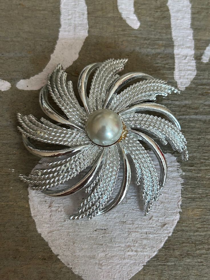 Sarah Coventry 1970 Fan brooch Measures 63mm Three spots in surface of hard white substance, otherwise great condition. One rust spot around the pearl to copper colour from silver. For more Sarah Coventry: Www.etsy.com/shop/Ashley3535 Jewelry Facts, Vintage Jewelry Repurposed, Brooch Art, Sarah Coventry Jewelry, Art Deco Brooch, Mother Day Gift, Filigree Jewelry, Gift For Her Birthday, Sarah Coventry