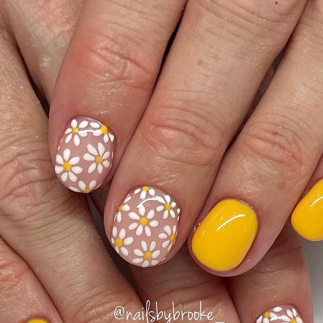 Spring Daisy Nails, Hand Painted Flowers On Nails, Daisy Manicure, Yellow Nails With Flowers, Sunshine Nails, Daisy Nail Art, Feet Nail Design, May Nails, Daisy Nails