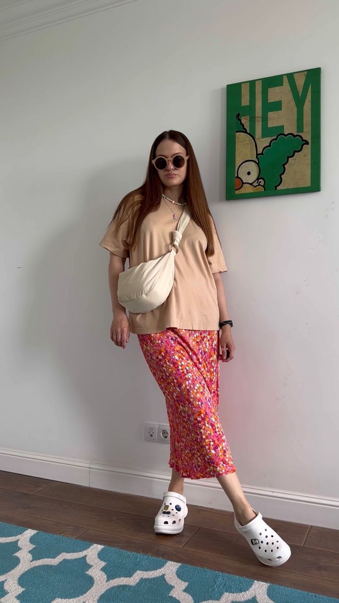 Crossbody Bag Outfit Summer, Crocs Dylan Clog Outfit, Crocs Fashion Outfit, Beige Crocs Outfit, Crocs Streetstyle, Crocs Clogs Outfits Style, Crocs Bae Clog, Crocs Ootd, Crocs Fashion Street Styles