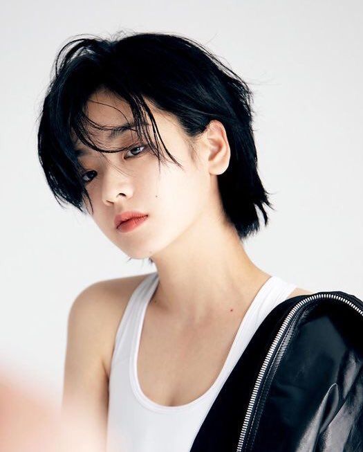 daryart7 on Twitter: "I think a joint photo session of these two can definitely drive the whole world crazy… " Asian Tomboy Haircut, Tomboy Haircut, Lee Joo Young, Shot Hair, Tomboy Hairstyles, Short Hair Tomboy, Korean Short Hair, Asian Short Hair, Shot Hair Styles