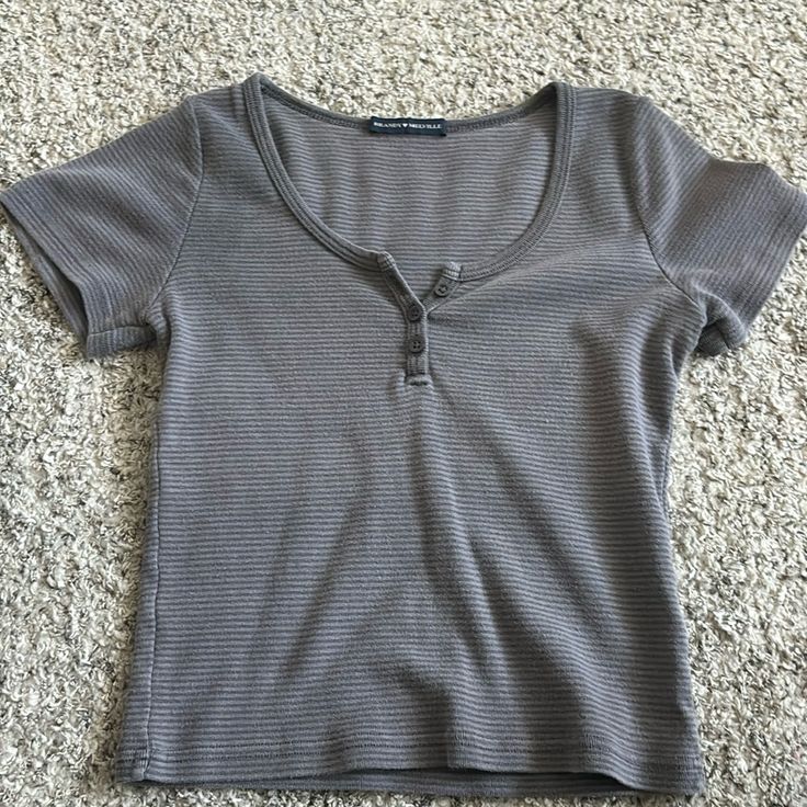 Brand New Never Worn Top Perfect Conditions Brandy Melville Tee Shirt, Clothes Shirts & Tops, Brandy Melville Basics, Cute Shirts Aesthetic, Brandy Clothes, Brandy Melville Clothes, Brandy Melville Zelly Top, Brandy Shirt, 2019 Aesthetic