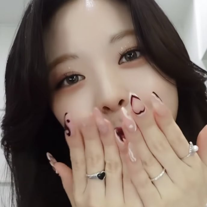 itzy yuna Yuna Itzy Nails, Itzy Nails, Shin Yuna Itzy, Idol Nails, Uñas Aesthetic, Kpop Nails, Oval Nails Designs, Graffiti Nails, Dream Things