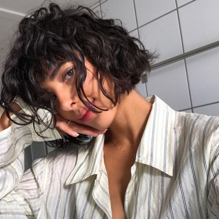 @mesillusionssousecstasy on Instagram: “Hey @tomasito_silva I stole your shirt 😊👋🏽���🏃🏽‍♀️” Bob On Curly Hair, Hair For Beach, Short Bob Curly Hair, Bob Perm, Shirt Curly Hair, Stacked Haircut, Short Permed Hair, Hairstyles For Thick Hair, Cute Hair Colors