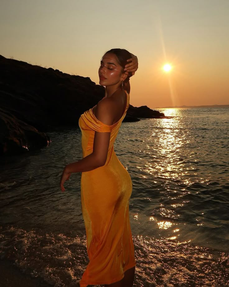 Sunset Photoshoot Ideas, Summer Poses, Summer Picture Poses, Pose Fotografi, Shotting Photo, Beach Pictures Poses, Foto Poses, Instagram Photo Inspiration, Beach Poses